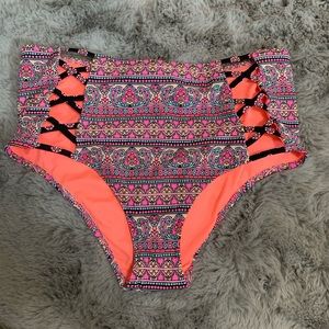 Adorable high waisted patterned bottoms!